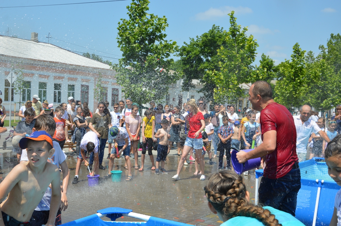 В Килии ко Дню защиты детей прошла массовая водная битва с мэром (фоторепортаж)