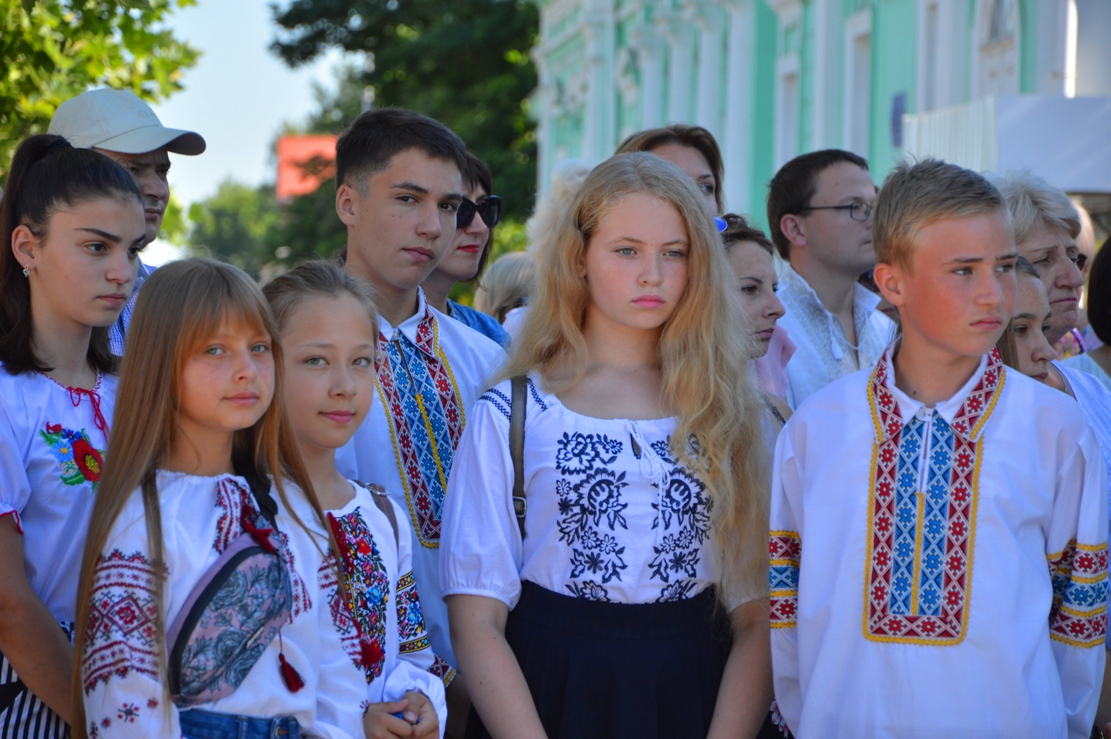 В Килии ко Дню Конституции Украины провели акцию "Єднаймося"