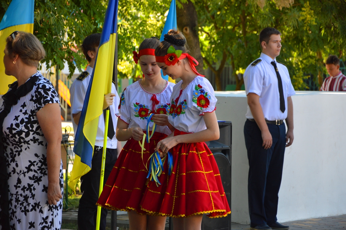 В Килии ко Дню Конституции Украины провели акцию "Єднаймося"