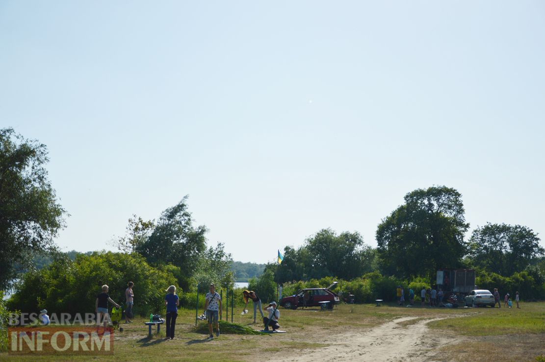 Килийские активисты и сотрудники горсовета провели акцию по уборке берега Дуная, а также соорудили эко-инсталяцию (фоторепортаж)