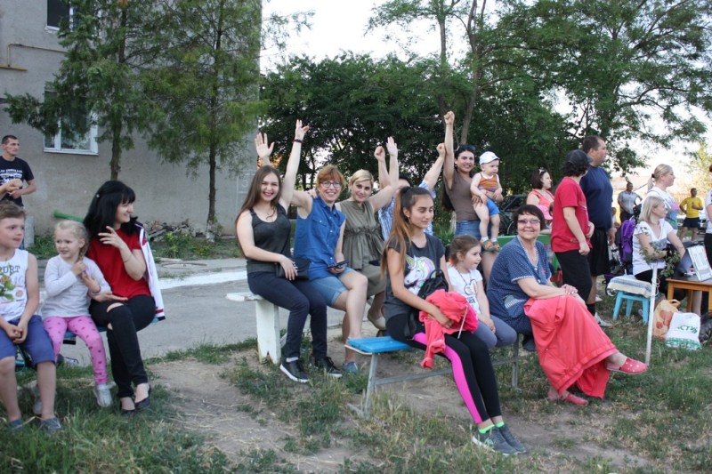 В Болграде местные жители самостоятельно организовали первенство города по "дворовому" волейболу.