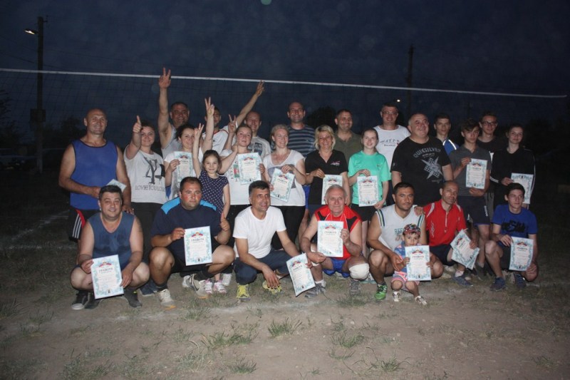 В Болграде местные жители самостоятельно организовали первенство города по "дворовому" волейболу.
