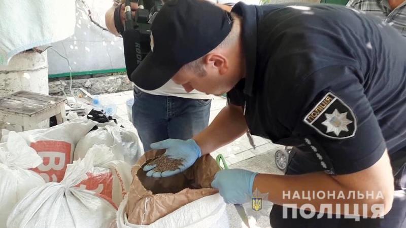 В Одесской области полиция изъяла несколько тонн смеси маковых семян и соломки на рекордные 10 миллионов гривен