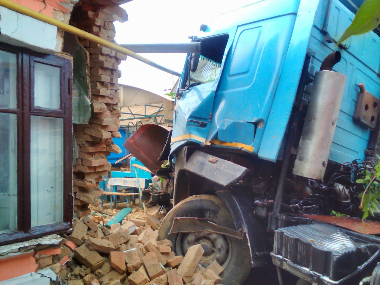 В Измаиле грузовик столкнулся с легковушкой и повредил стену жилого дома.