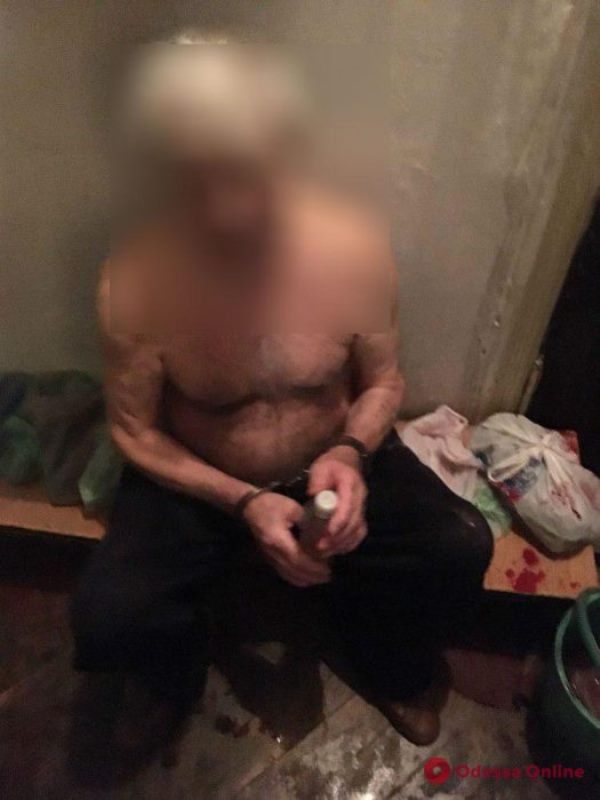 Кровавое убийство за долг: в Одессе пожилой мужчина зарезал троих человек (фото 18+)