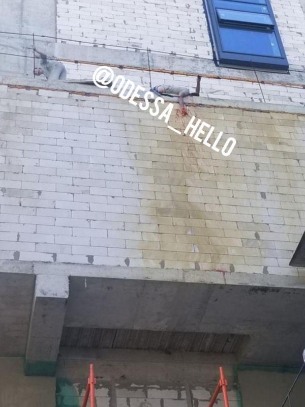 В Одессе, сорвавшись с крыши строящегося здания погиб мужчина