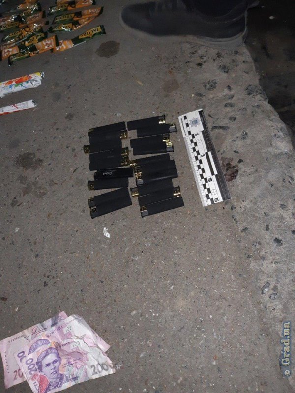 Прятали как могли: в Измаиле патрульная полиция задержала трёх человек, которые ограбили сигаретный киоск