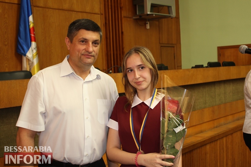 В Измаиле сегодня награждали выпускников-медалистов: среди них и дочь мэра