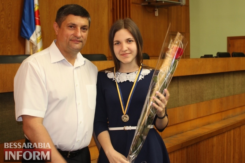 Сегодня в Измаиле награждали выпускников-медалистов: среди них и дочь мэра.