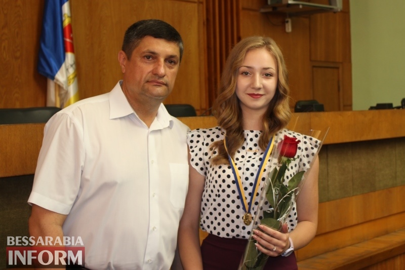 В Измаиле сегодня награждали выпускников-медалистов: среди них и дочь мэра
