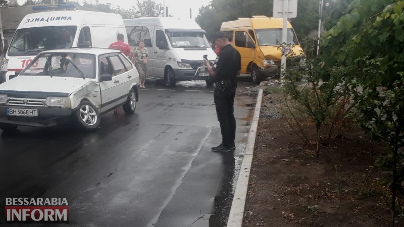 Авария с пострадавшими в Измаиле: на Белгород-Днестровской на светофоре столкнулись маршрутка и "девятка"