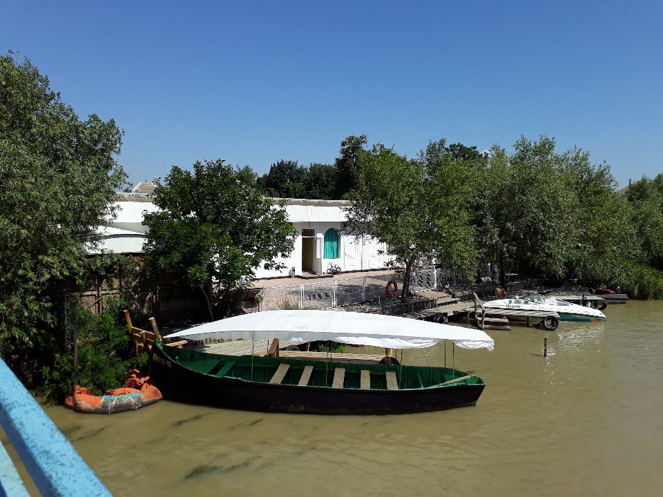 Исполнительная служба в счет долга продает ресторанчик на воде в Украинской Венеции