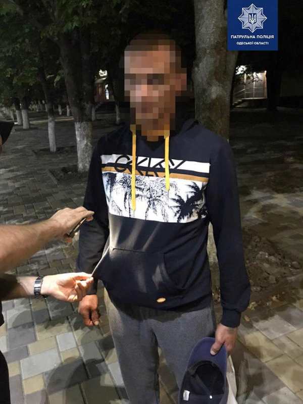В Измаиле патрульная полиция задержала двух мужчин с незаконным веществом в карманах