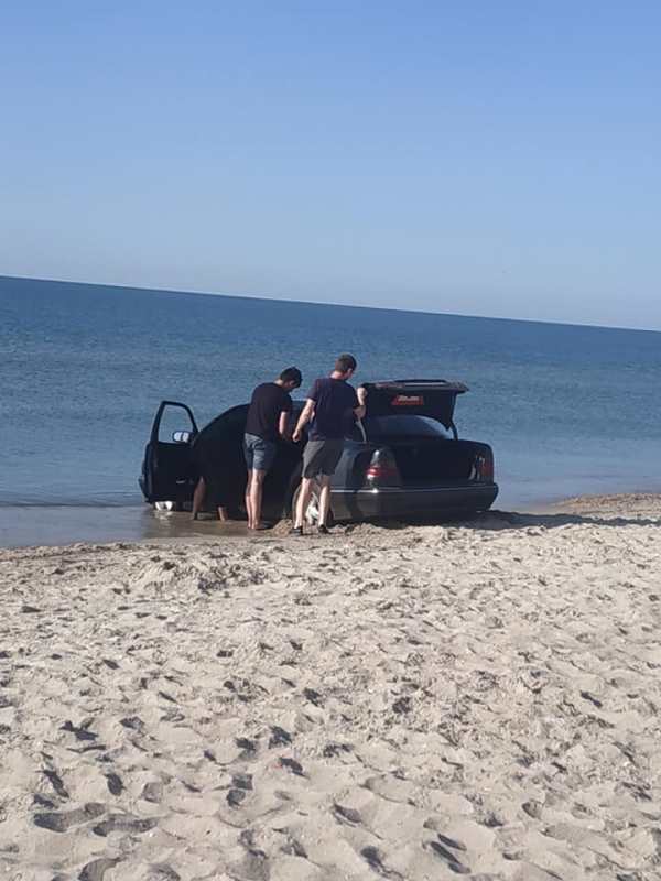 На пляже в Рассейке очередного любителя "помочить колеса" вытаскивали из моря трактором