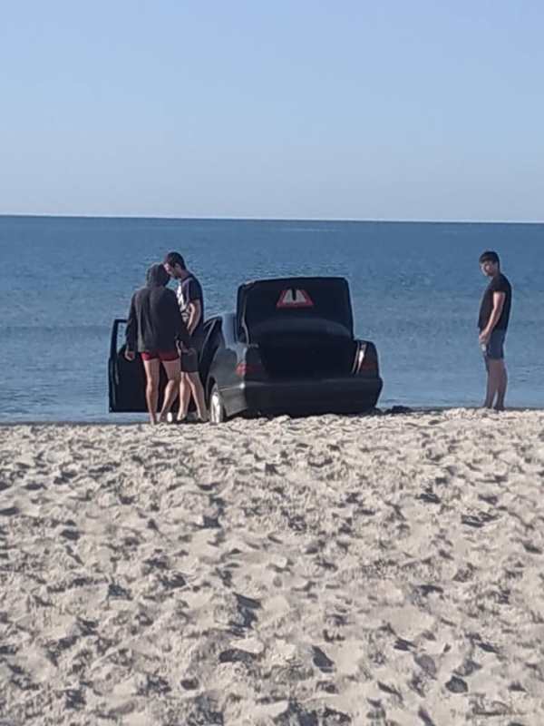 На пляже в Рассейке очередного любителя "помочить колеса" вытаскивали из моря трактором