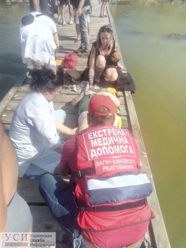 Не рассчитала силы: в Аккермане женщина сломала ногу, прыгнув с пирса на мелководье