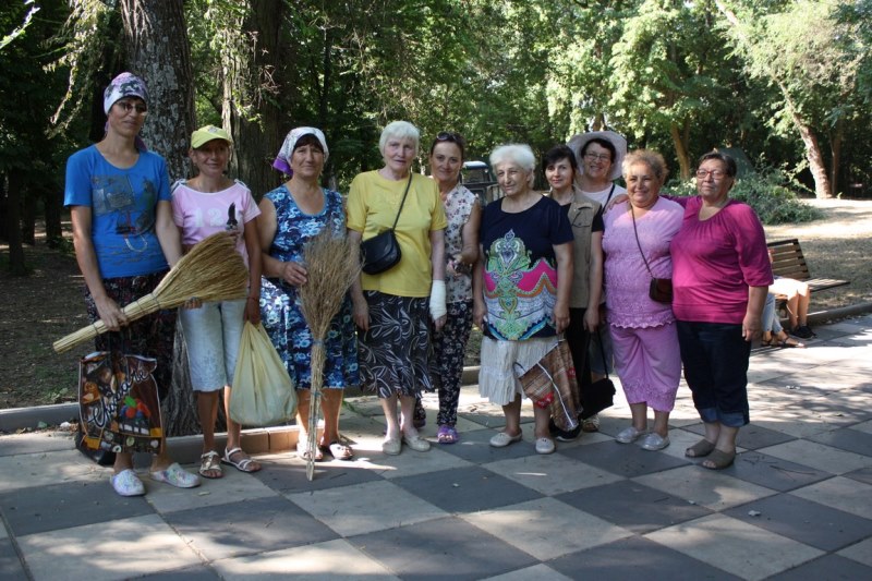 Дружно и весело убирали парк: в Болграде прошел общегородской субботник