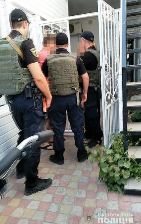 В Затоке продавцы контрафактным спиртным при проверке накинулись с кулаками на полицейских - одному из них сорвали погон