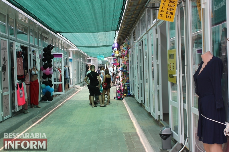 Один из этапов модернизации: в Измаиле обновляют парадный вход Центрального рынка (фотофакт)
