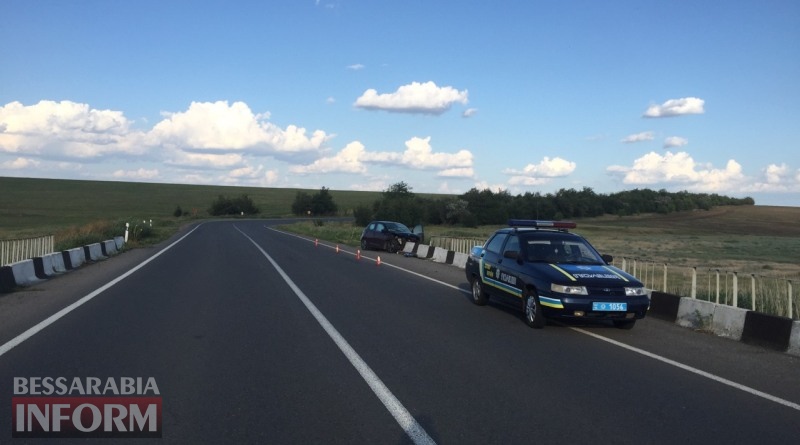 На трассе Одесса-Рени водительница Peugeot не вписалась в крутой поворот и врезалась в ограждение моста