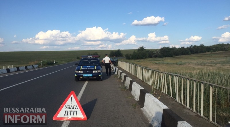 На трассе Одесса-Рени водительница Peugeot не вписалась в крутой поворот и врезалась в ограждение моста