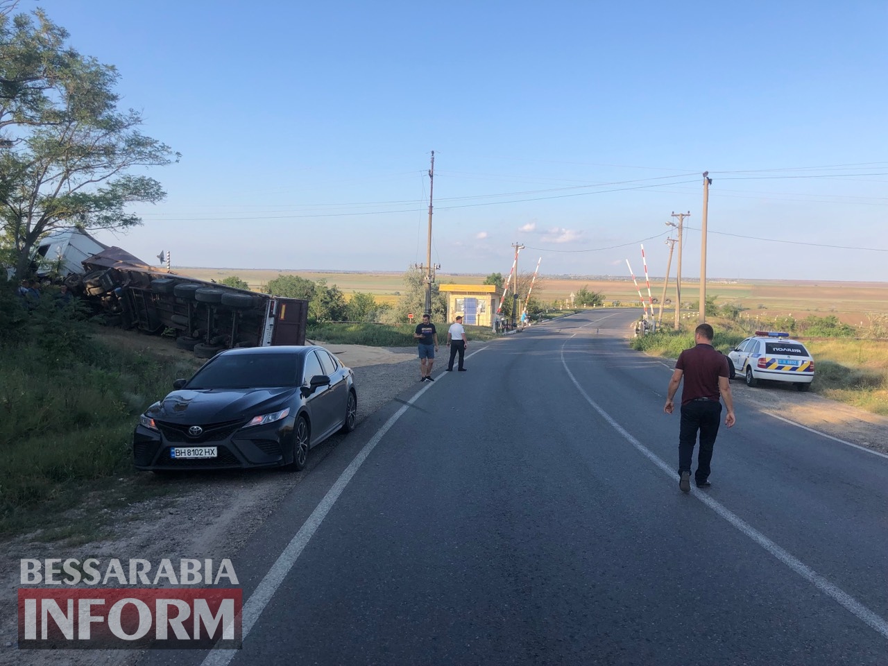 На трассе Одесса-Рени перевернулся зерновоз