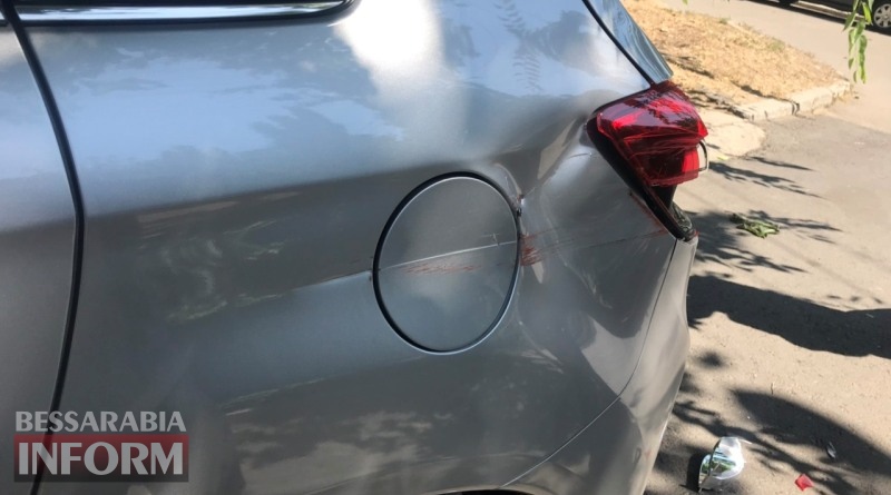 В Измаиле автомобиль аварийной службы ИПУВКХ повредил припаркованный Mitsubishi и уехал с места ДТП