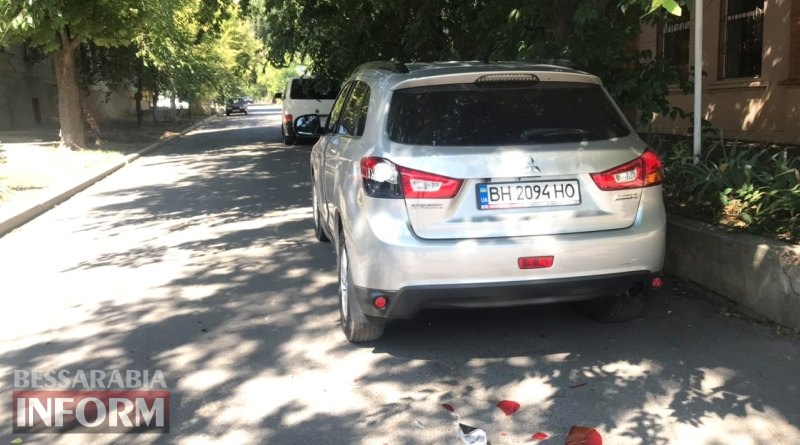 В Измаиле автомобиль аварийной службы ИПУВКХ повредил припаркованный Mitsubishi и уехал с места ДТП
