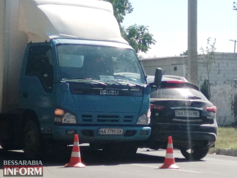 В Измаиле грузовик, пытаясь избежать наезда на пешехода, наехал на Infiniti.
