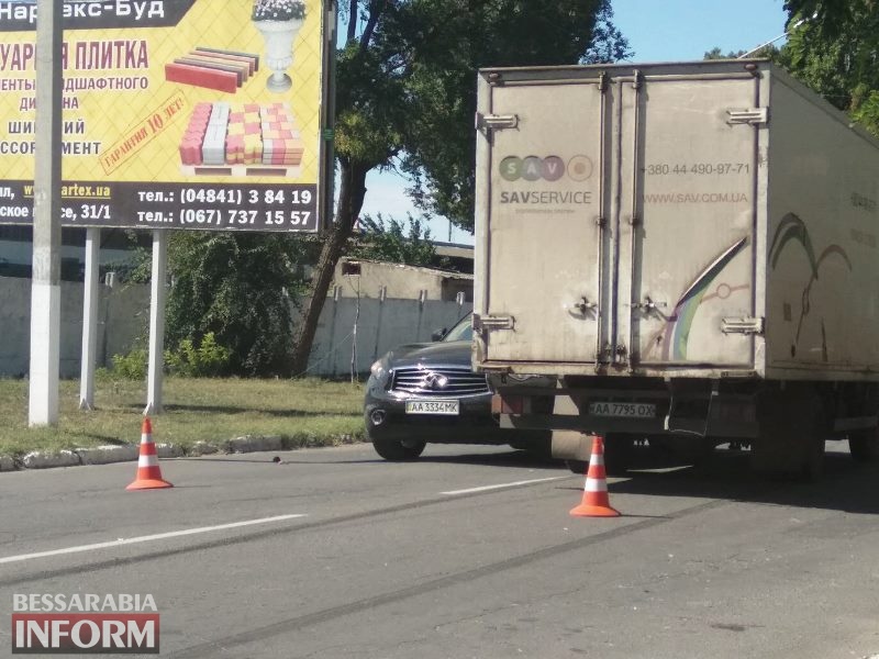 В Измаиле грузовик, пытаясь избежать наезда на пешехода, наехал на Infiniti.