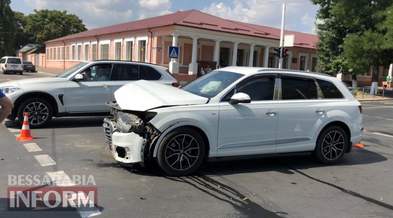 В центре Измаила Audi Q7, проскакивая на красный сигнал светофора, протаранил Hyundai.