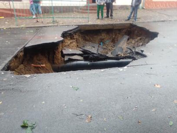 Последствия стихии в Белгород-Днестровском: провалившийся под асфальт автомобиль, затопленные улицы и размытые дороги