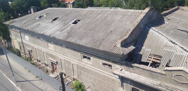 "Там ремонтировать уже нечего": что скрывается за фальш-стеной, прикрывающей бывший кинотеатр "Победа" в Измаиле (фотофакт)
