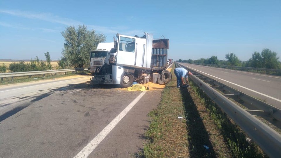 На Киевской трассе под Одессой зерновоз сбил водителя второй фуры, менявшего колесо
