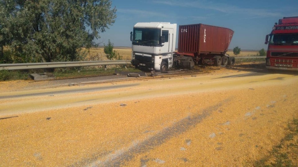 На Киевской трассе под Одессой зерновоз сбил водителя другой фуры, который менял колесо