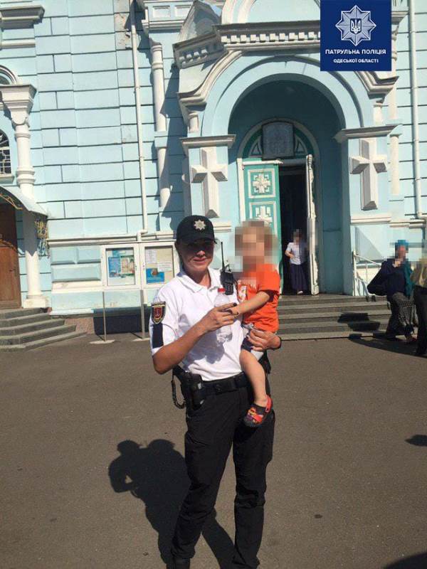 В Одессе двухлетний мальчик гулял среди могил на кладбище, его бабушку нашли пьяной.