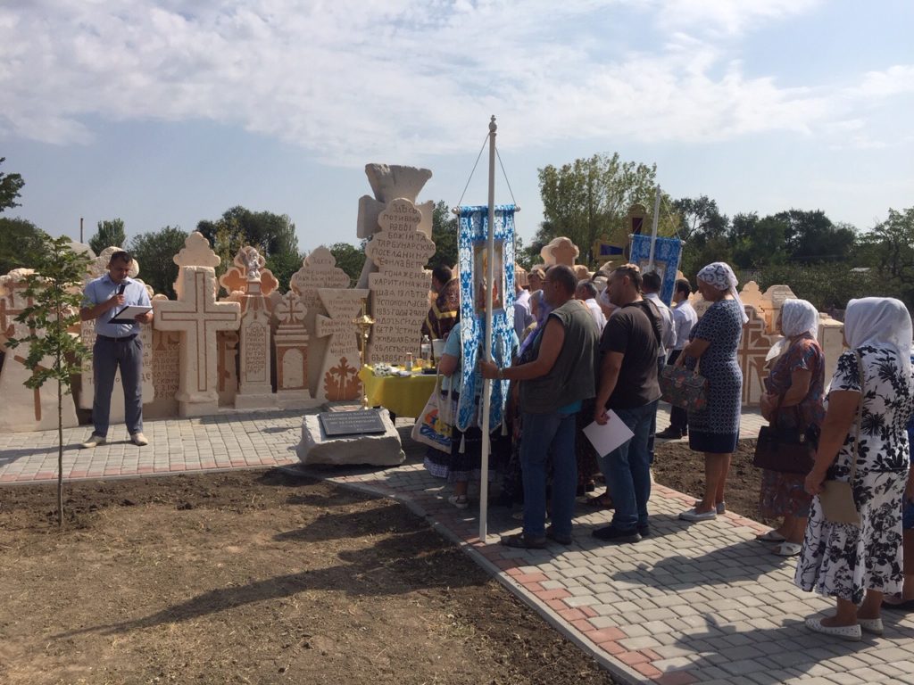 В Татарбунарах освятили мемориал Памяти прошлым поколениям