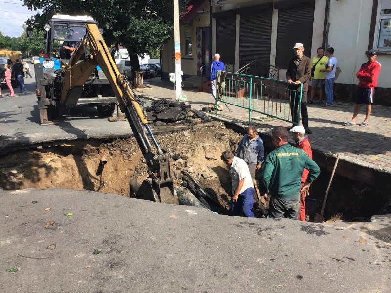 Последствия стихии в Белгород-Днестровском: провалившийся под асфальт автомобиль, затопленные улицы и размытые дороги