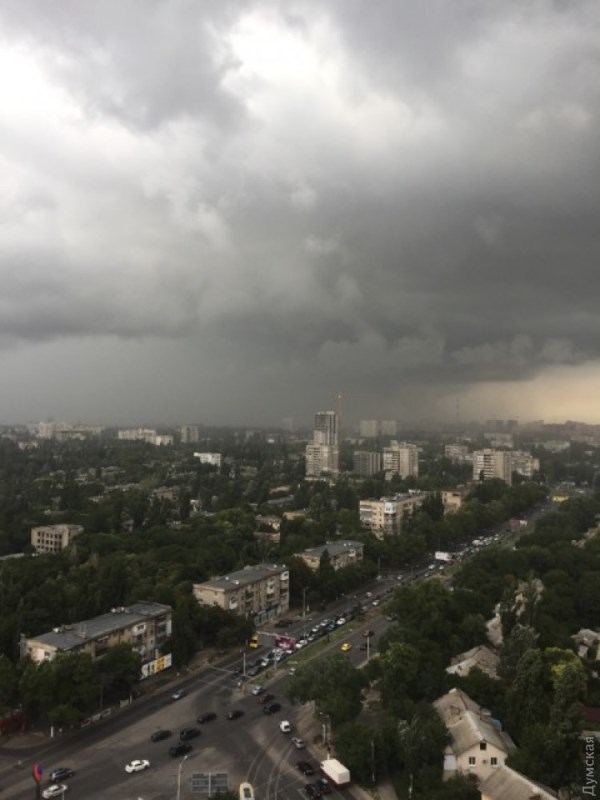 На Одессу обрушился шторм: на трассе Одесса-Киев нулевая видимость