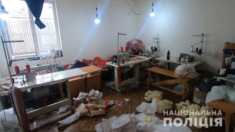 В Одесской области "накрыли" подпольный цех, где азиаты изготавливали поддельные копии брендовой одежды