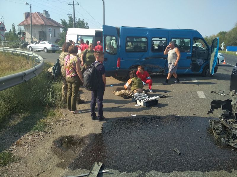 На окружной дороге Измаила столкнулись Audi и микроавтобус Renault, есть пострадавшие
