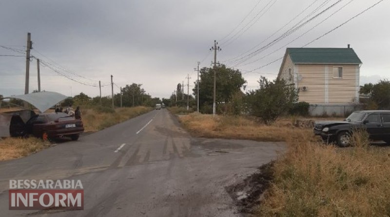 Измаильский район: в селе Матроска Opel после ДТП въехал в автобусную остановку