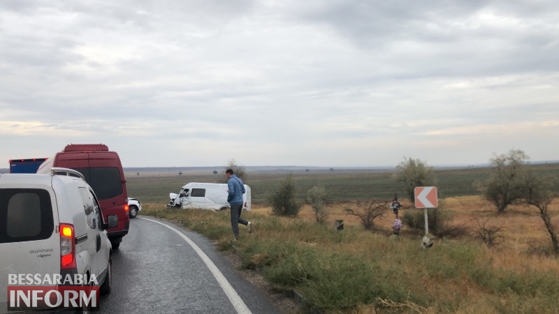На трассе Одесса-Рени Mercedes Sprinter слетел в кювет после столкновения с Lexus, трое пострадавших