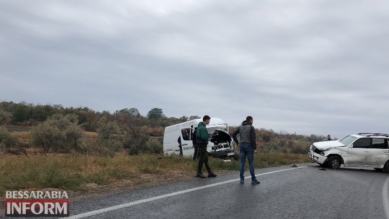 На трассе Одесса-Рены Mercedes Sprinter слетел в кювет после столкновения с Lexus, трое пострадавших