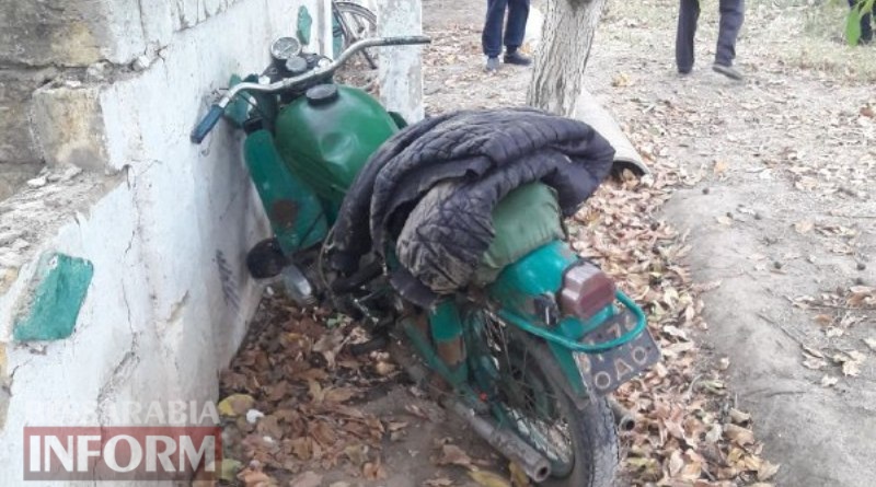 Измаильский район: в Камышовке мотоциклист на "Урале" въехал в столб и забор дома, его пассажирка погибла
