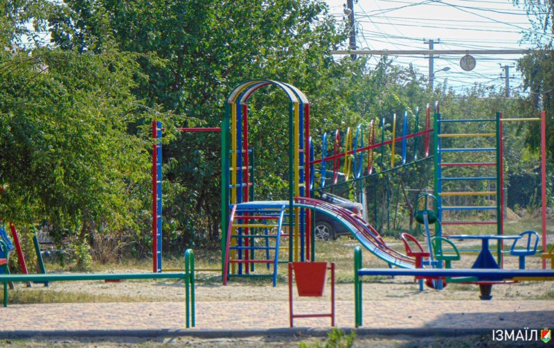 Досуг для детей: в Измаиле устанавливают игровые площадки для маленьких жителей.