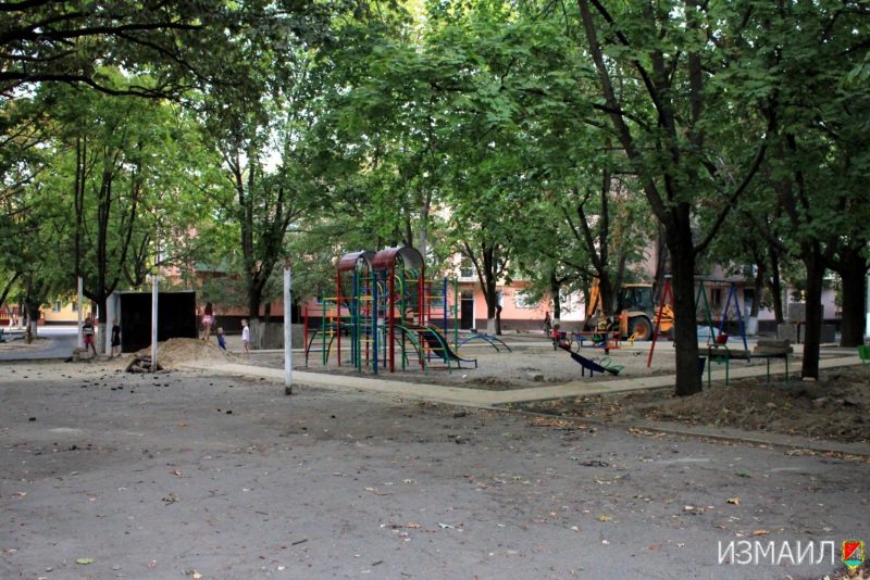 Досуг для детей: в Измаиле устанавливают игровые площадки для маленьких жителей города