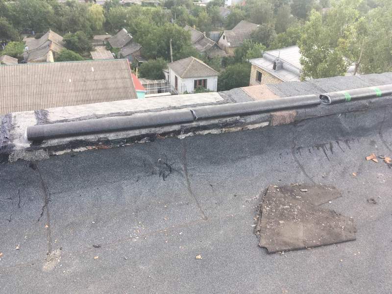 В Арцизе приступили к ремонту крыш многоквартирных домов, которые пострадали от сильного ливня в начале июля.