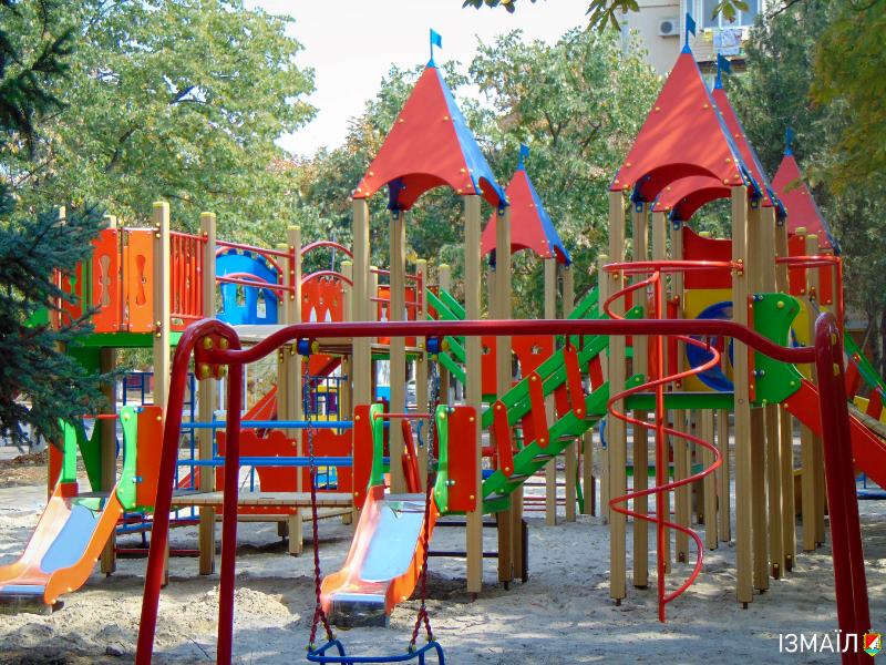 Досуг для детей: в Измаиле устанавливают игровые площадки для маленьких жителей города