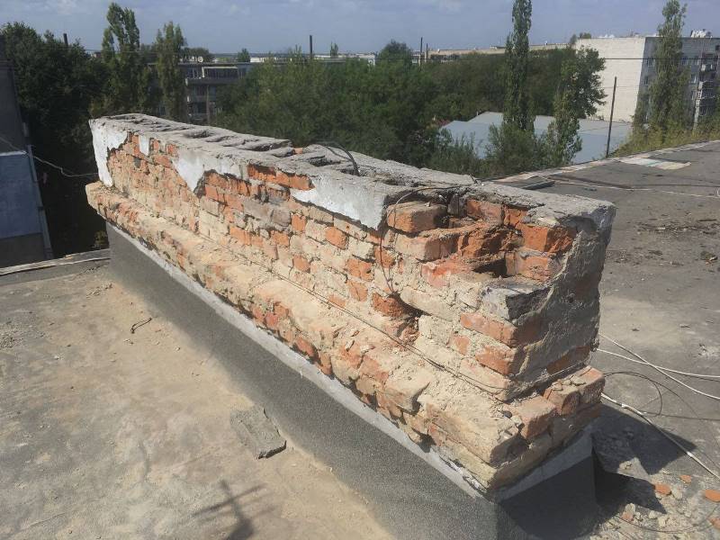 В Арцизе приступили к ремонту крыш многоквартирных домов, которые пострадали от сильного ливня в начале июля.